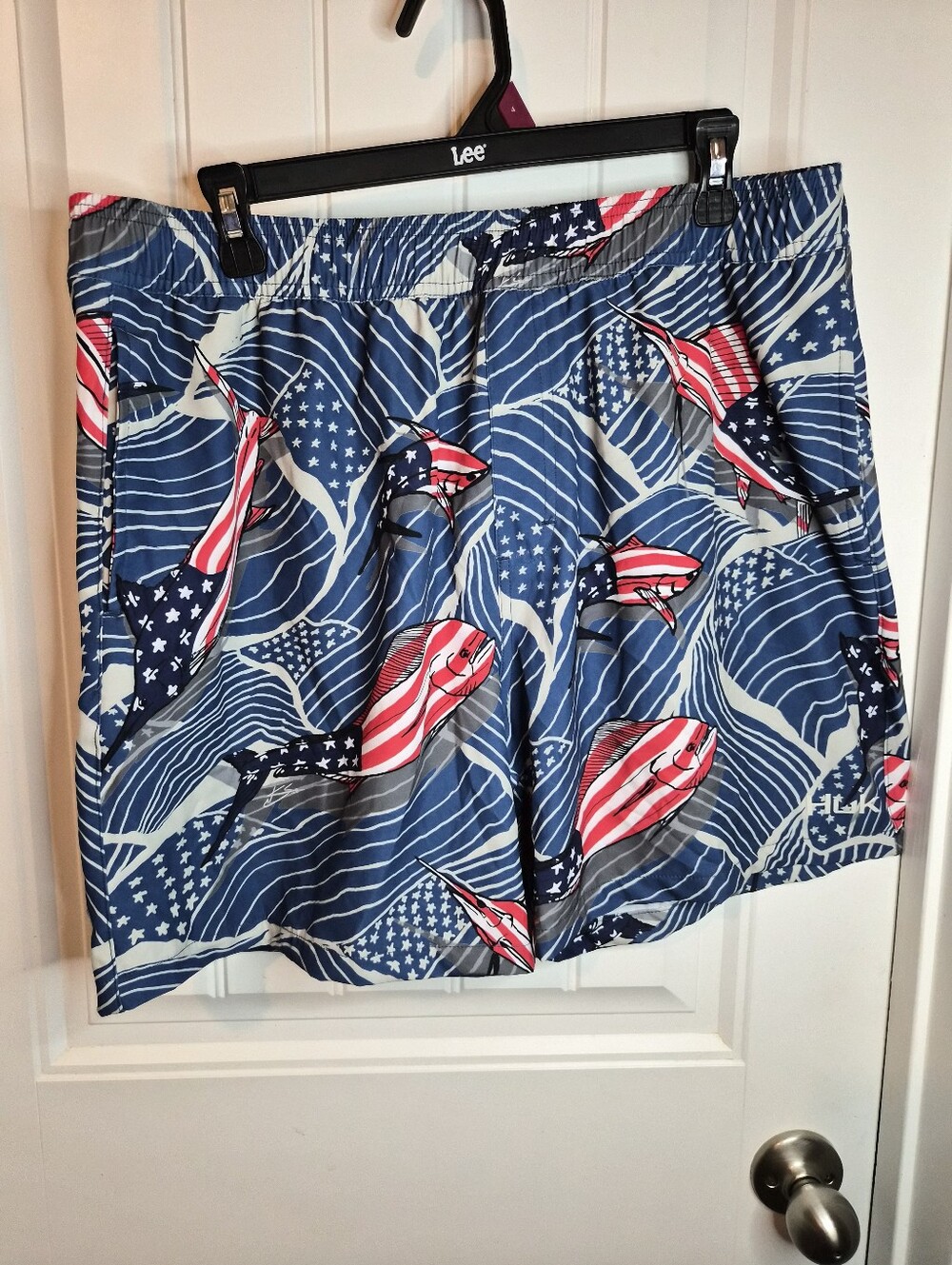 XL Huk Men's Flag Fish Linerless Shorts USA Playa Beach Pool Vacation Fish Activ
